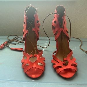 Straps can wrap up your leg